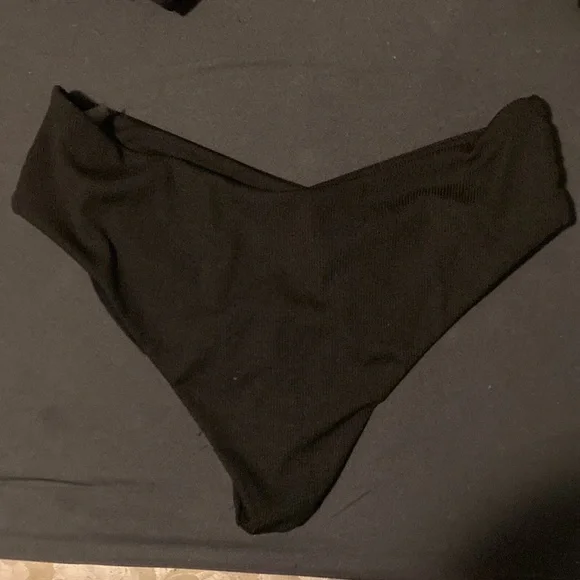 SHEIN black bikini top medium and SHEIN black cross in the front bottoms medium - Picture 4 of 6